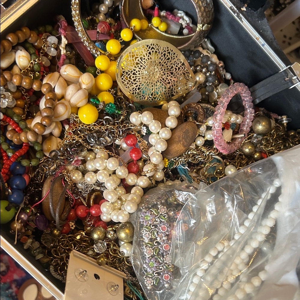 🙄 1lb Assorted craft junk maybe wearable jewelry… all random